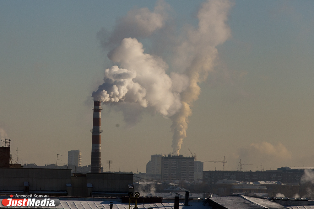 «Нереальных размеров выброс»! Екатеринбуржцы отвыкли от морозов и испугались дыма, охватившего город - Фото 5