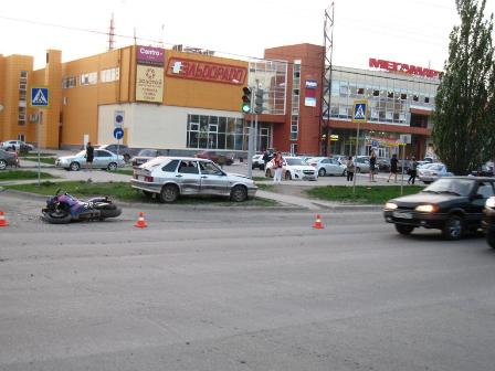 В Каменске-Уральском бесправный мотоциклист, нарушив ПДД, влетел в легковушку - Фото 2