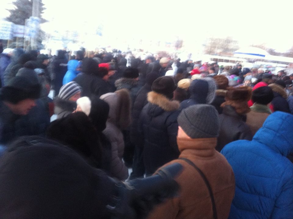На митинге в Каменске-Уральском сторонники мэра устроили массовую драку. ФОТО - Фото 2