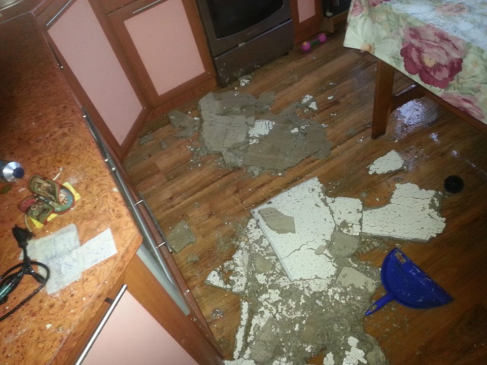 «Ливень до первого этажа». В центре Екатеринбурга затопило дом из-за прорыва трубы - Фото 2