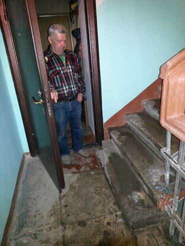 «Ливень до первого этажа». В центре Екатеринбурга затопило дом из-за прорыва трубы - Фото 3