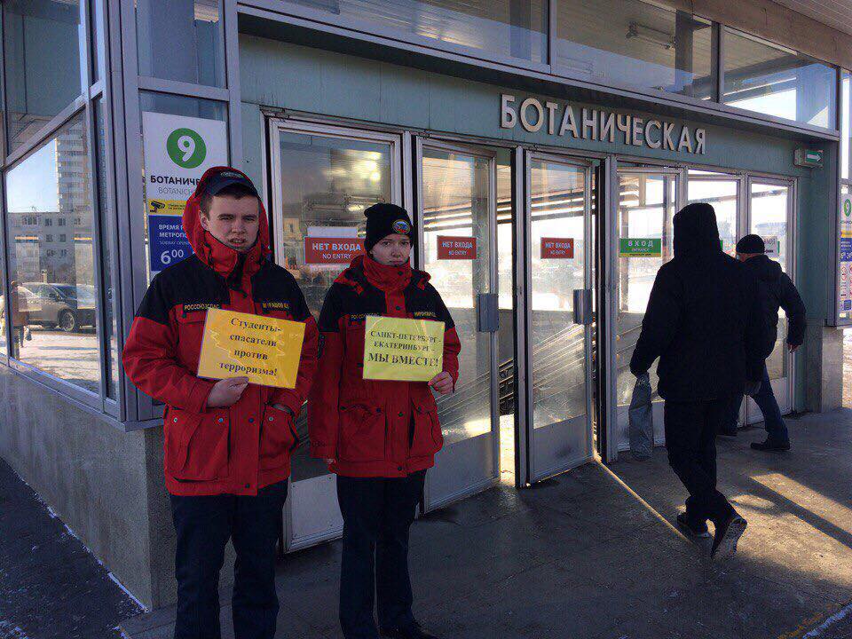 «Нас не запугать». Вся Россия выходит на акции, посвященные памяти жертв вчерашнего теракта в Питере - Фото 13