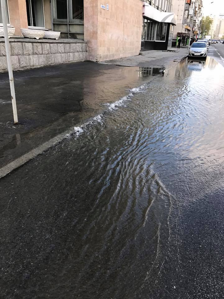 Вода подступает к резиденции губернатора! В центре Екатеринбурга случился потоп - Фото 2