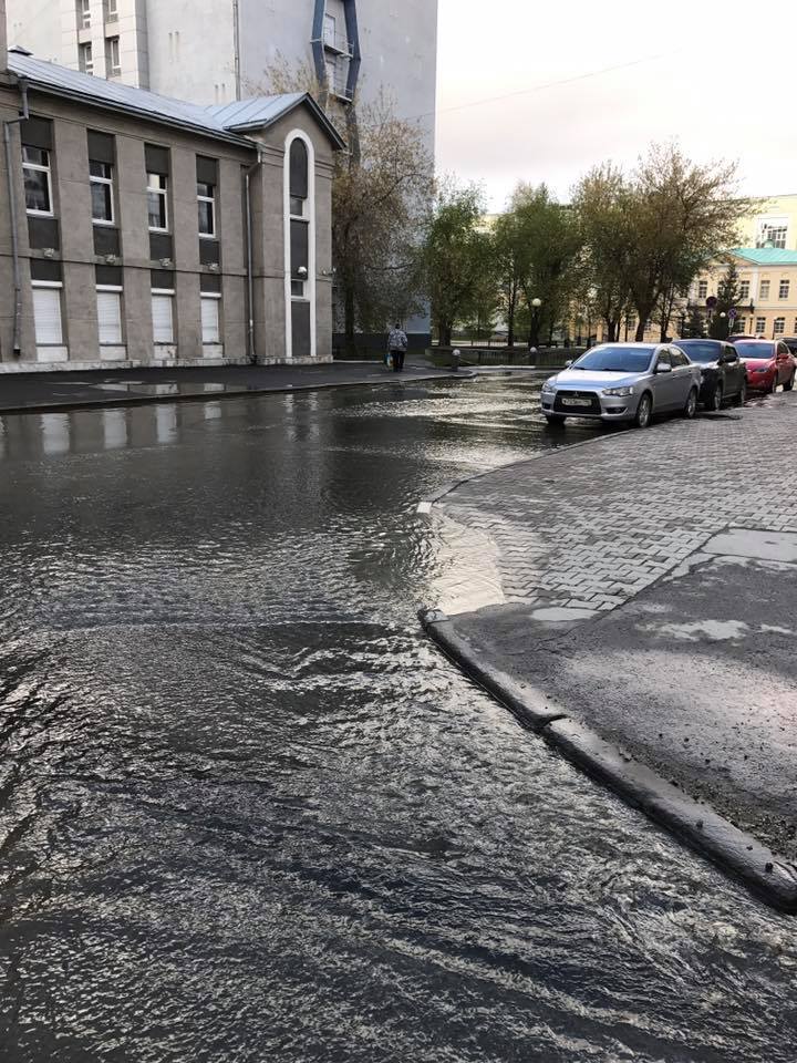 Вода подступает к резиденции губернатора! В центре Екатеринбурга случился потоп - Фото 3