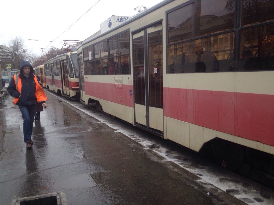Авария в центре Екатеринбурга парализовала трамвайное движение. ФОТО - Фото 2