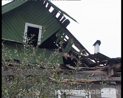 В Екатеринбурге девушка на иномарке врезалась в крышу дома и погибла на месте - Фото 5