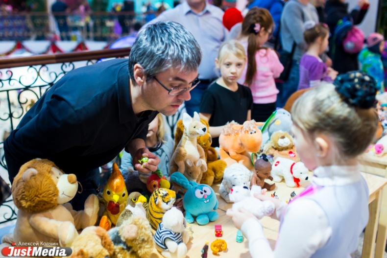 Несколько сотен детей попробовали себя в роли предпринимателей на «Ярмарке старых игрушек» - Фото 2