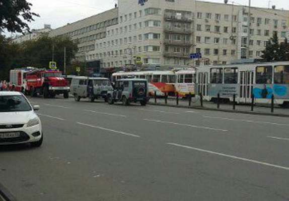 В центре Екатеринбурга загорелся трамвай. ФОТО - Фото 2
