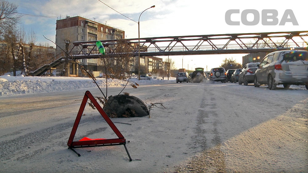 Открытый канализационный люк разбил легковушку на Сортировке. ФОТО - Фото 2