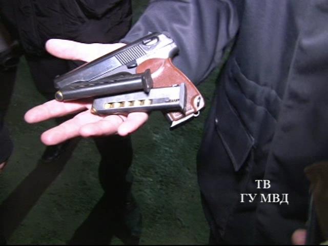 «Четыре пистолета, 14 ножей, палка резиновая…» В Екатеринбурге полиция и ФСБ пресекли попытку встречи лидеров уголовно-преступной среды - Фото 4