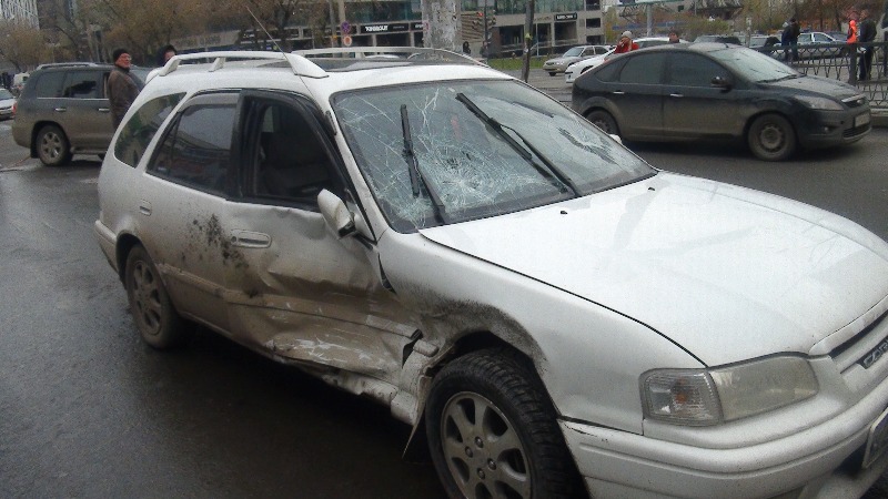 В столкновении двух «Тойот» и «Рено» в Екатеринбурге пострадали два пешехода - Фото 2