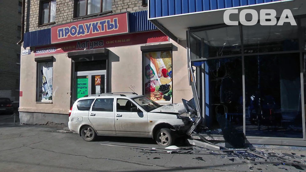 На Куйбышева пьяный водитель Lada Priora влетел в витрину магазина, едва не сбив женщину с ребенком - Фото 2