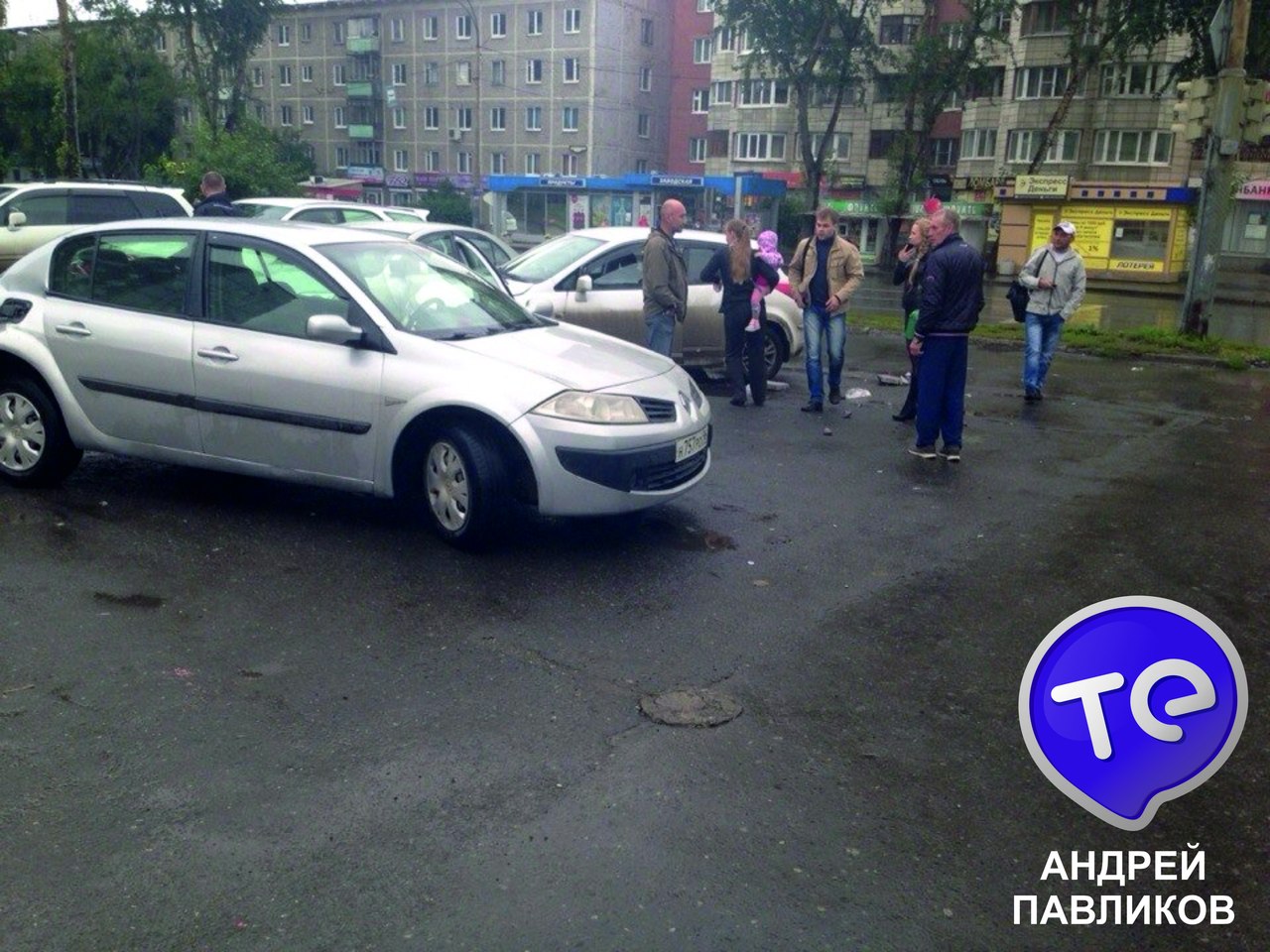 В Екатеринбурге водитель легковушки, едва избежав столкновения со скорой, влетел в припаркованные автомобили. ФОТО - Фото 3