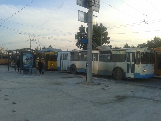 На улице Свердлова больше десятка троллейбусов выстроились в очередь - Фото 2
