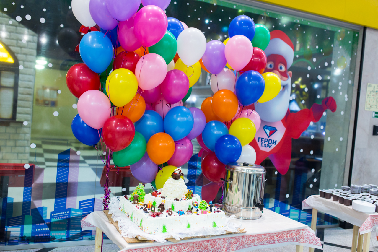 Рожденные 31 декабря заранее отпраздновали свой День рождения и съели 25-килограммовый торт - Фото 2