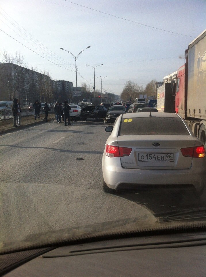 В Екатеринбурге водитель с восточной внешностью устроил аварию и вел себя неадекватно - Фото 2