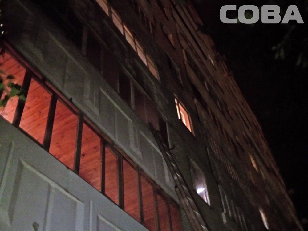  В Екатеринбурге из-за непотушенной сигареты сгорела квартира. Из двенадцатиэтажки  эвакуировали 11 человек - Фото 2