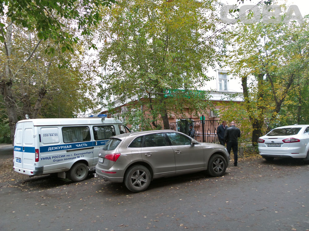 В Екатеринбурге на отделение Сбербанка по Челюскинцев совершено очередное нападение - Фото 2