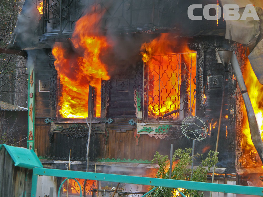 При тушении пожара в двух домах сада «Мирный» взорвались три газовых баллона. ФОТО - Фото 3