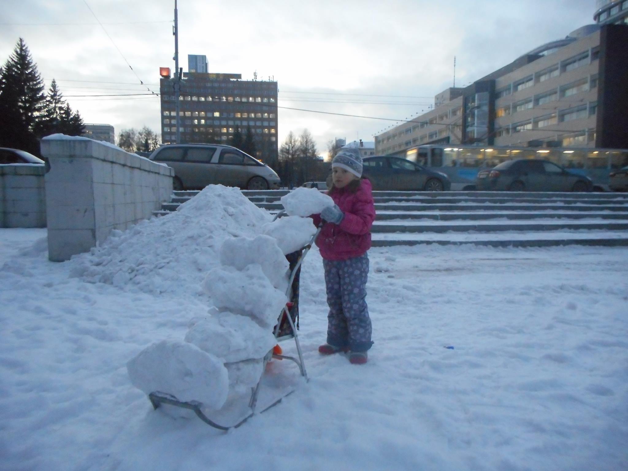 Конкурс добрых дел: екатеринбургский журналист и его семилетняя дочка строят во дворе снежный Камелот - Фото 3
