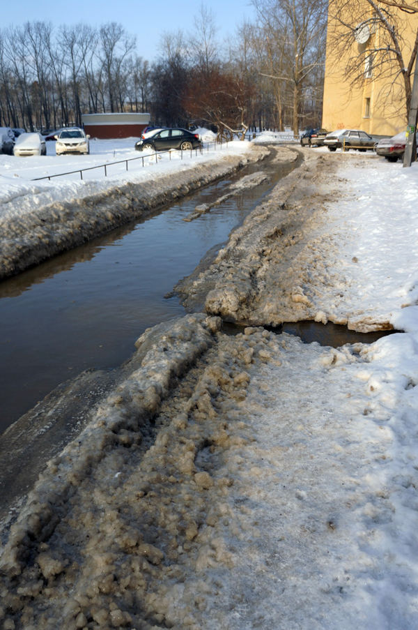В Екатеринбурге возле педуниверситета залило холодной водой проезжую часть - Фото 3