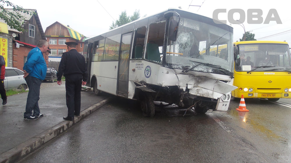 На улице Пархоменко в столкновении легковушки и автобуса пострадали четыре человека - Фото 3