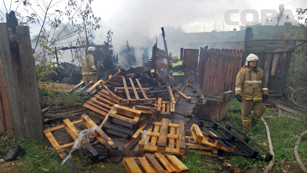 В горящем частном доме на улице Тагильской найдено тело мужчины - Фото 3