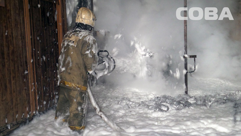 Крупный пожар в Екатеринбурге: на Маневровой горит масло в ангаре - Фото 2