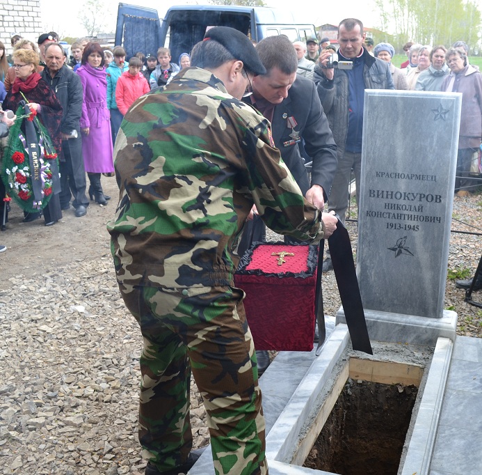 В Артемовском торжественно захоронили останки солдата Великой Отечественной войны - Фото 3