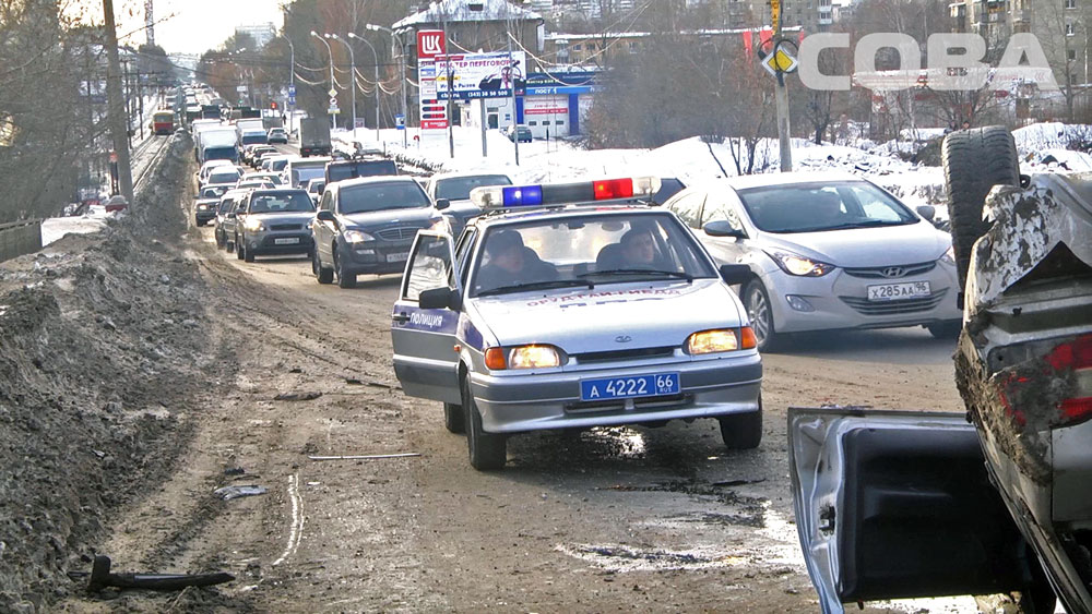 В Екатеринбурге перевернувшаяся легковушка временно заблокировала движение на  блюхеровском мосту - Фото 4