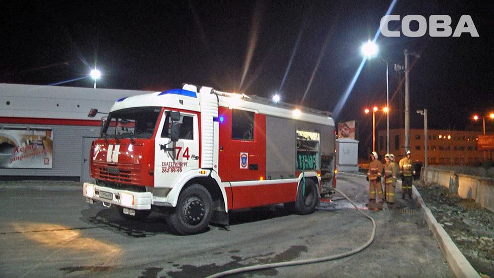 В Екатеринбурге семь пожарных машин тушили котельную на заправке «Лукойл». ФОТО - Фото 3