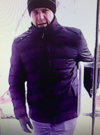 В Екатеринбурге полицейские разыскивают налетчика на пункты микрозаймов. ФОТО - Фото 3