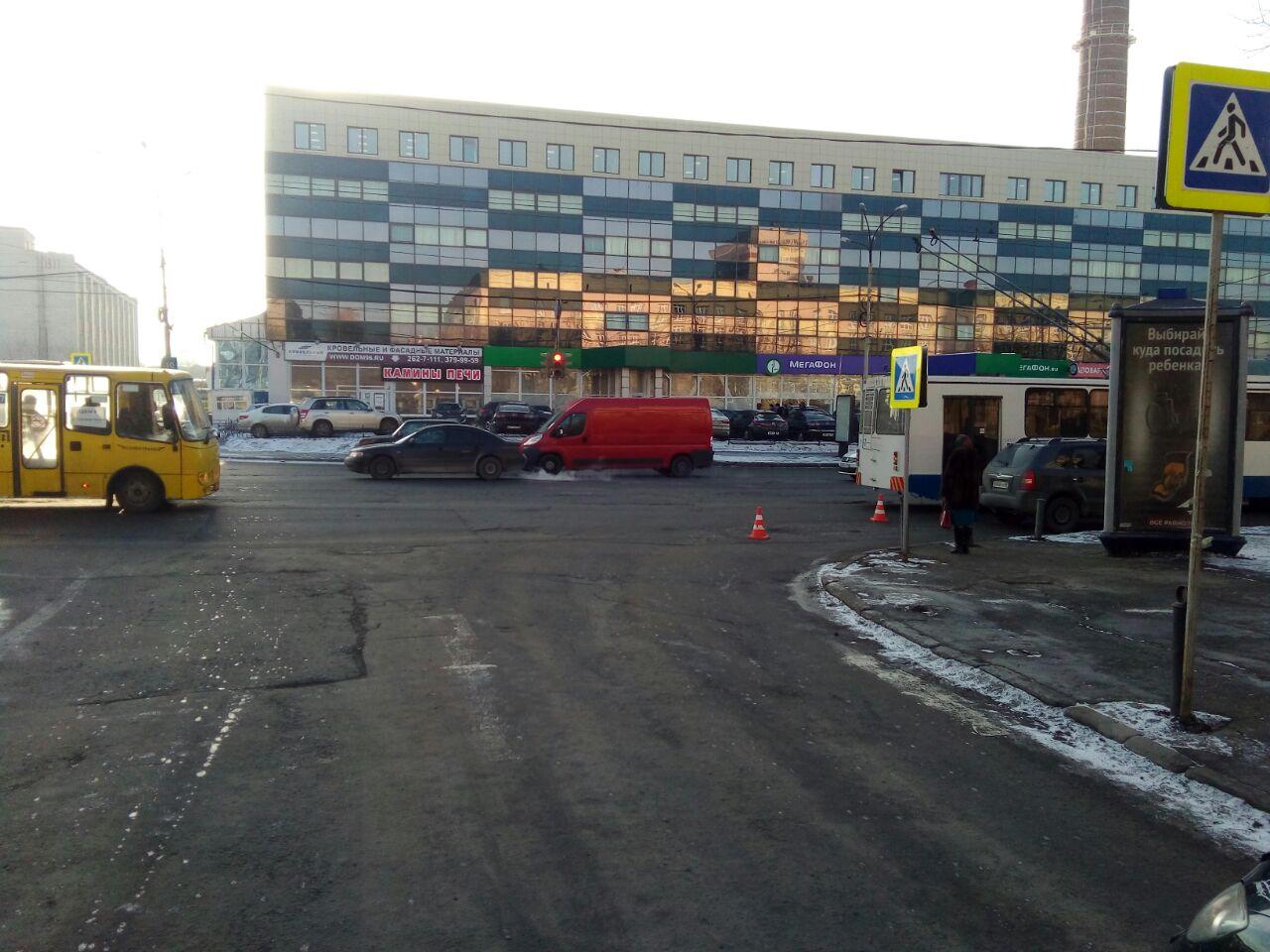 В Екатеринбурге водитель кроссовера сбил женщину, которая шла на зеленый. ФОТО - Фото 2