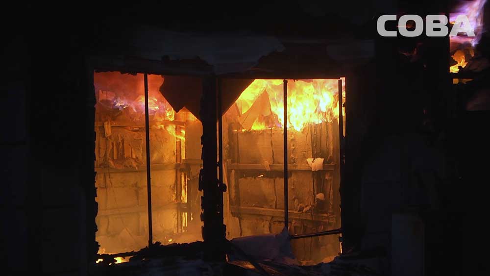 На Московской сгорел заброшенный автосервис и ВАЗ. ФОТО - Фото 2