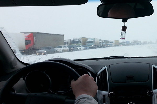 Снегопад, снегопад… На автодороге Челябинском тракте из-за непогоды образовалась многокилометровая пробка; на выезде из Екатеринбурга — огромный затор - Фото 2