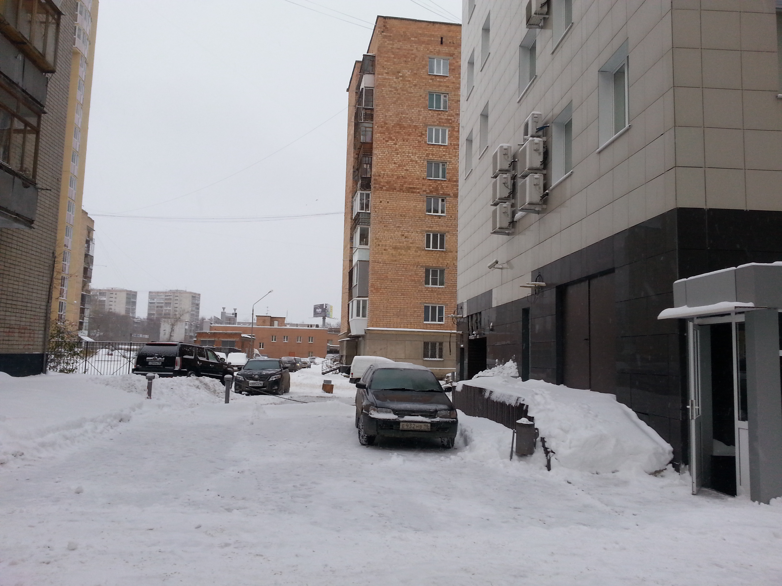 В Екатеринбурге УК бизнес-центра могут оштрафовать за кучу снега под окнами жильцов многоэтажки - Фото 3