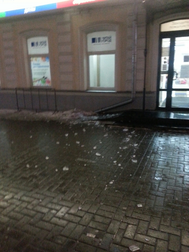Улица Вайнера опасна для пешеходов. С крыш падают сосульки и куски замерзшего снега - Фото 3
