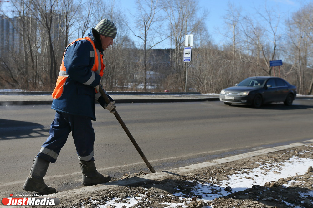 Недобросовестные подрядчики и автомобилисты мешают Екатеринбургу быть чистым - Фото 5