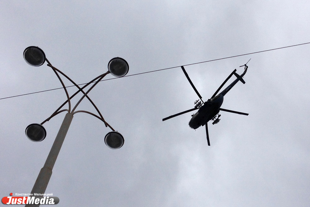 Над центром Екатеринбурга кружат вертолеты. ЦВО: «Мы готовимся к параду!» - Фото 3