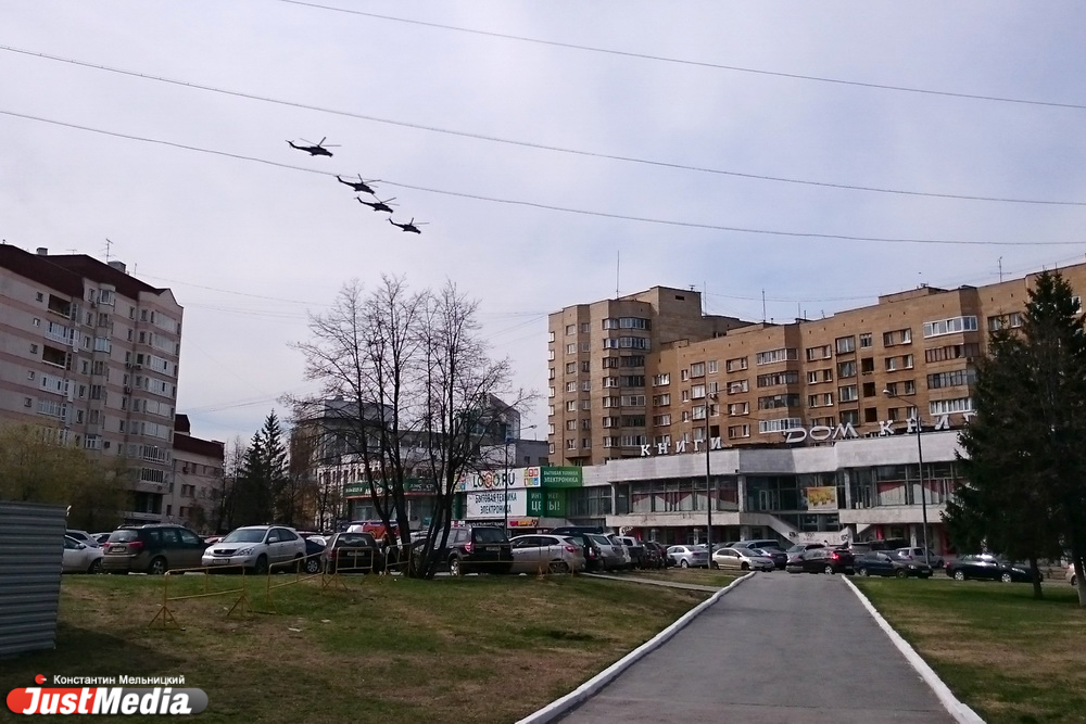 Над центром Екатеринбурга пронеслись истребители и вертолеты. ФОТО - Фото 6