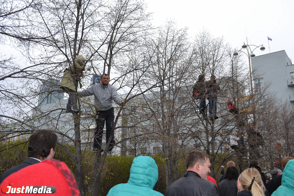 Уроки патриотизма. На параде Победы уральцы вместе с детьми залезали на крыши и деревья, чтобы увидеть технику - Фото 4