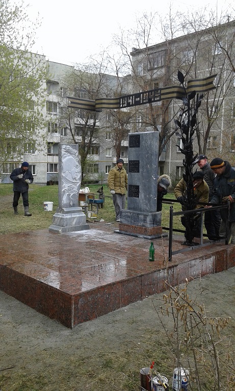 Камнерезы с Синих Камней за свой счет установили памятник ветеранам Великой Отечественной войны - Фото 3