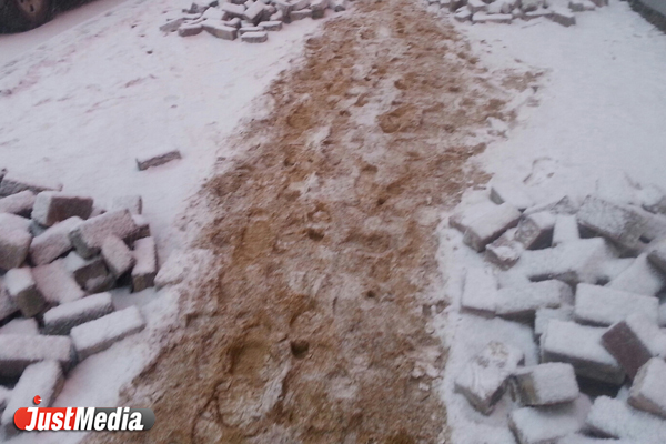 Тротуар в центре Екатеринбурга превратился в снежную кашу с песком - Фото 3