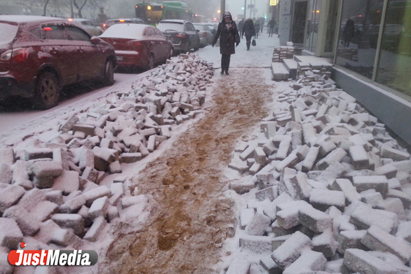 Тротуар в центре Екатеринбурга превратился в снежную кашу с песком - Фото 2