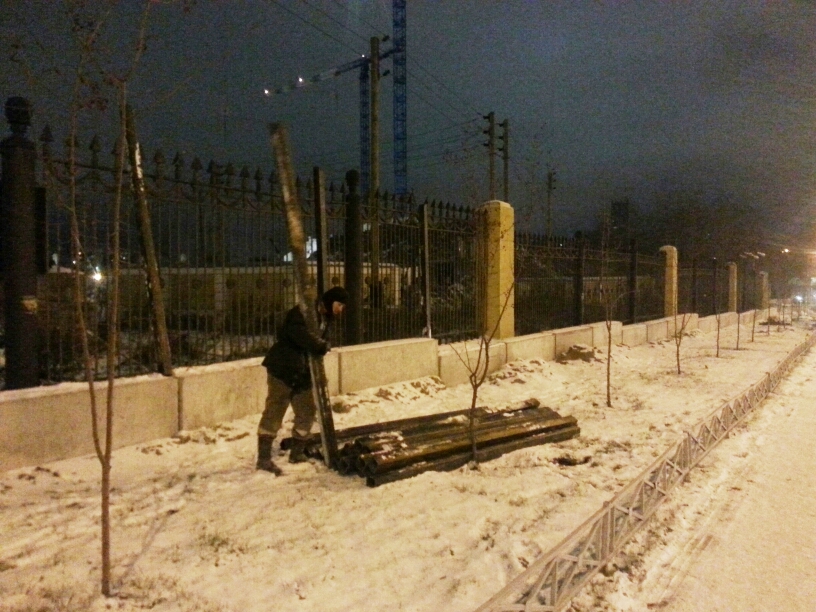 Территорию Центрального стадиона начали огораживать забором - Фото 6