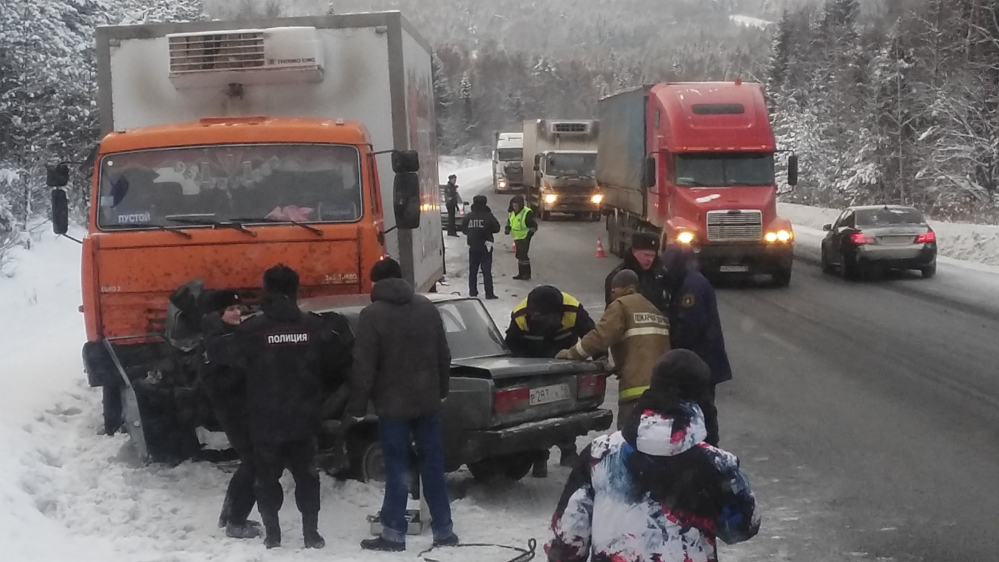 На Пермском тракте ВАЗ-«семерка» врезался в КАМАЗ. Погиб пассажир легковушки - Фото 2