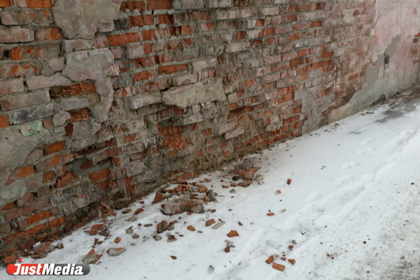 Обвалившаяся стена МУПа на «Овощебазе №4» искалечила екатеринбуржца - Фото 8