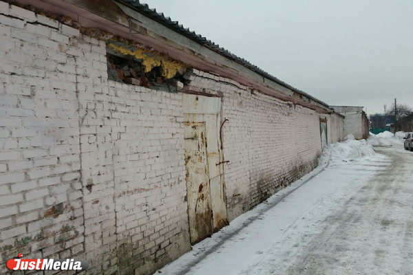 Обвалившаяся стена МУПа на «Овощебазе №4» искалечила екатеринбуржца - Фото 9