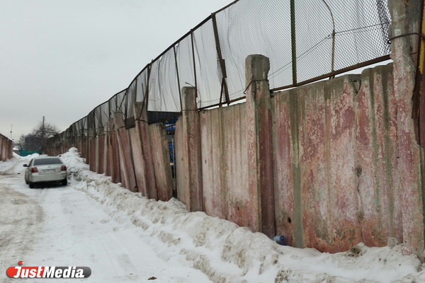 Обвалившаяся стена МУПа на «Овощебазе №4» искалечила екатеринбуржца - Фото 10