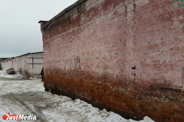 Обвалившаяся стена МУПа на «Овощебазе №4» искалечила екатеринбуржца - Фото 13
